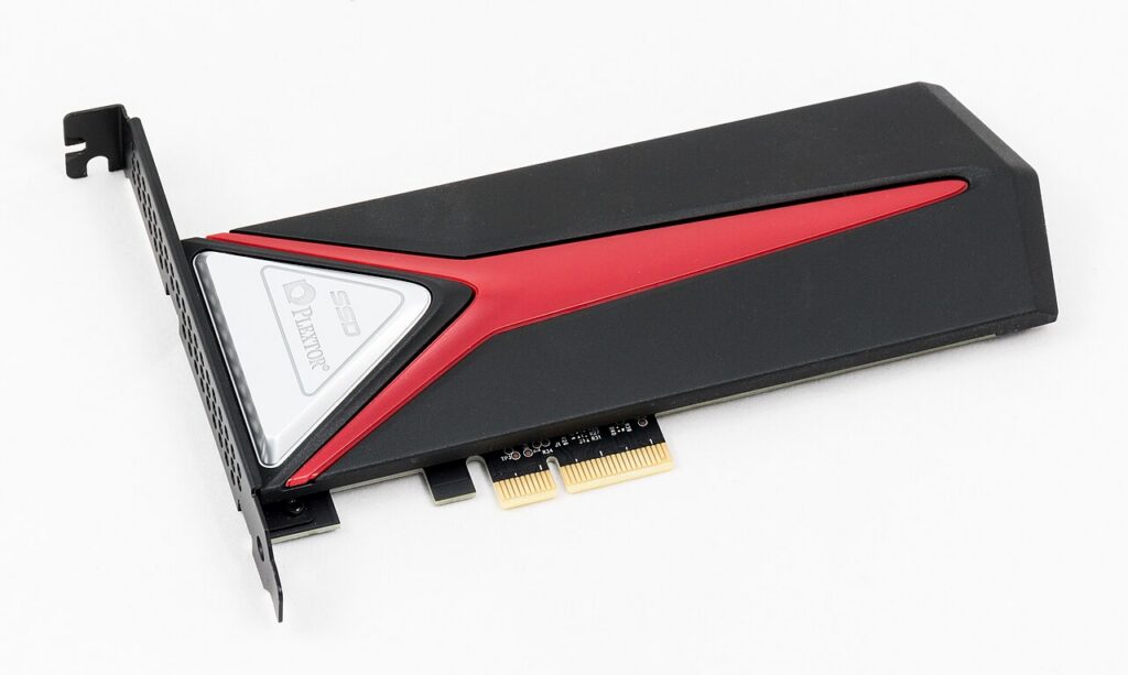 검은색과 빨간색 방열판, 금색 PCIe 연결 단자가 보이는 플렉스터 확장 카드형 SSD