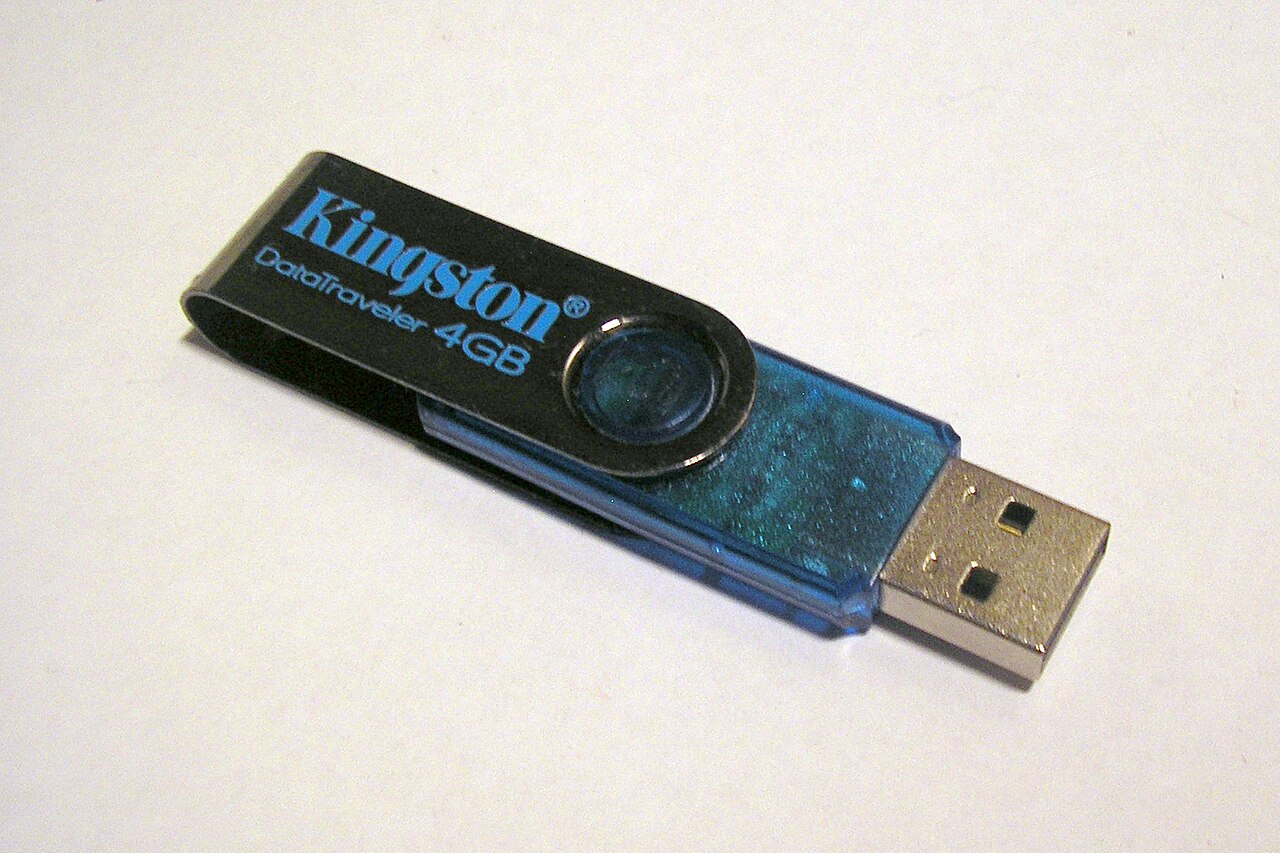 검은색 회전 덮개와 파란색 본체가 있는 Kingston DataTraveler 4GB USB 메모리