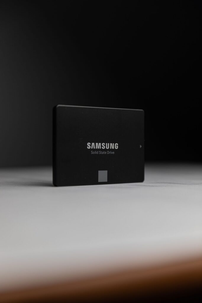 밝은 상판 위에 세워 놓은 검은색 삼성 SSD