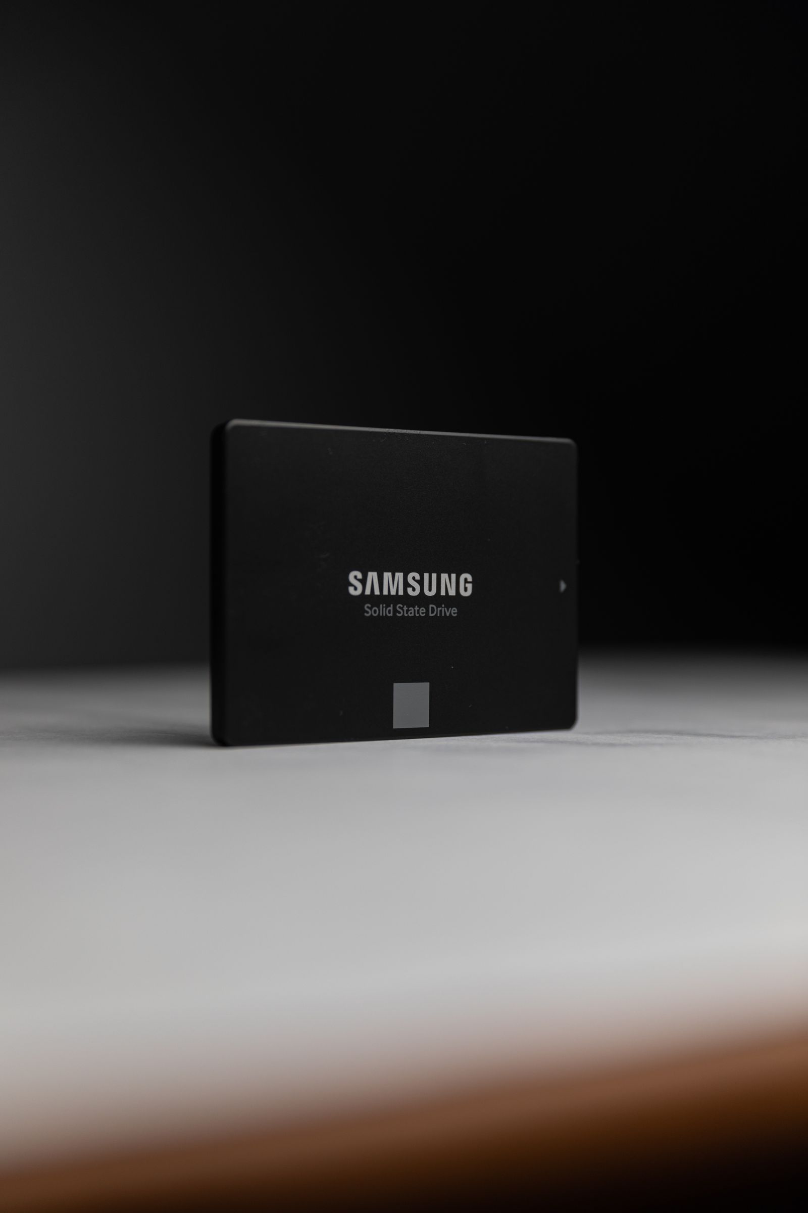 밝은 상판 위에 세워 놓은 검은색 삼성 SSD